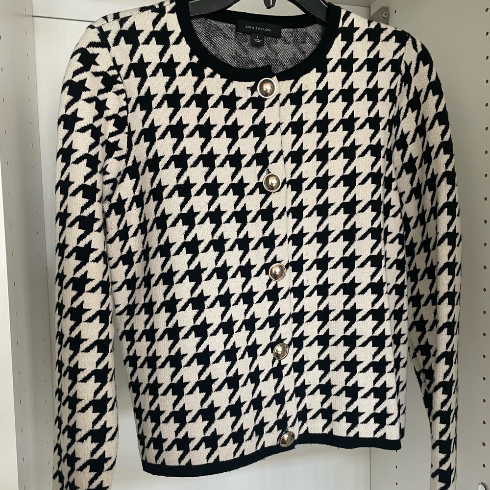 Ann Taylor Houndstooth Sweater Jacket 
Size Small
Black and cream, gold buttons